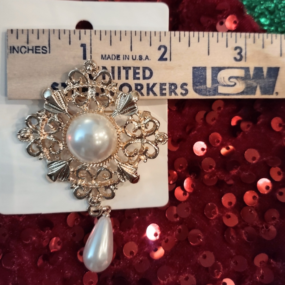 Gold Brooch w/ Pearl Center & Dangling Teardrop Pearl Bead